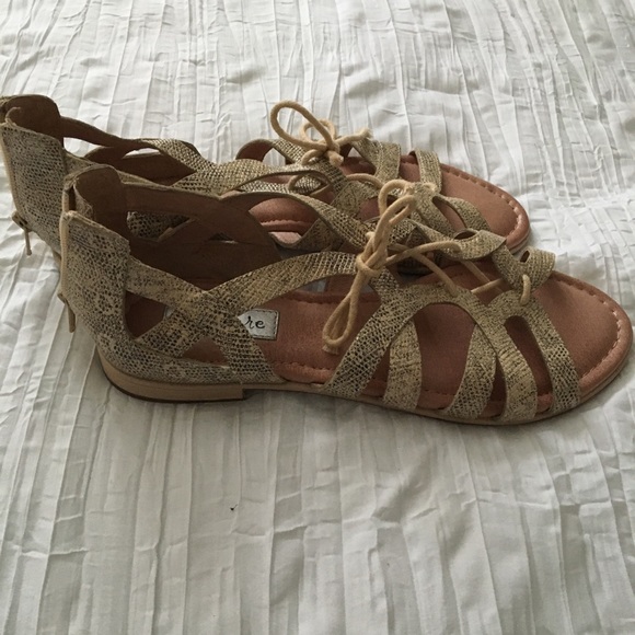 10M LEATHER UPPER NURTURE BACK ZIP & TIE SILVER GOLD & BLACK PATTERN SANDALS - Picture 6 of 8